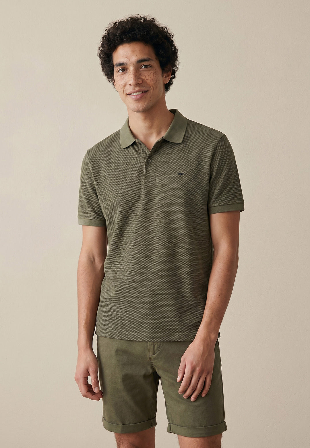 Poloshirt aus Baumwolle mit Strukturmuster und Kontrastkragen