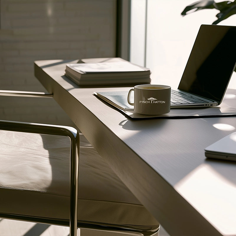 Bürotisch mit Fynch-Hatton Tasse 