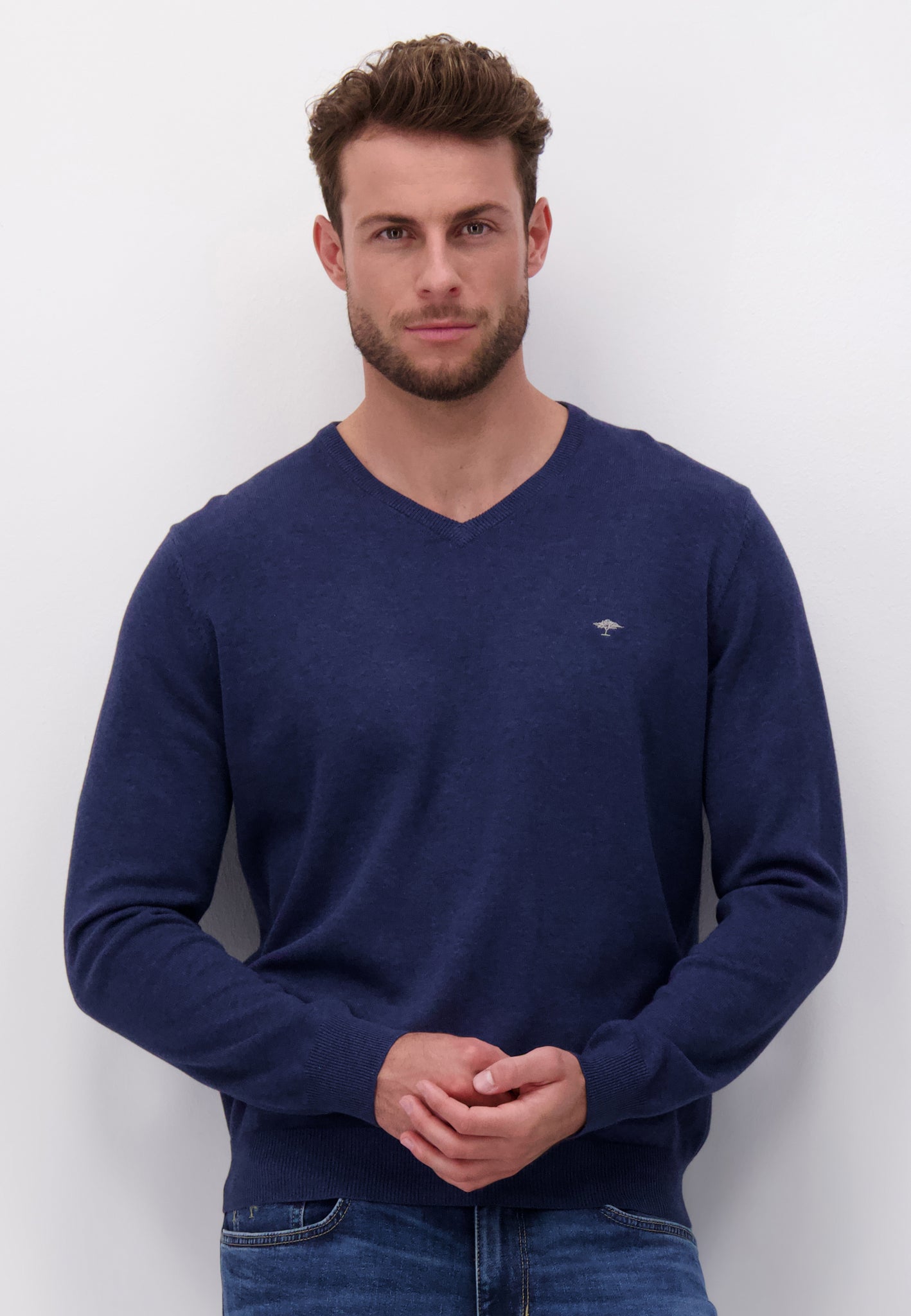 Fine knitted 3-Ply cotton sweater with V-neck – FYNCH-HATTON ...